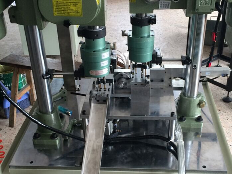 自動(dòng)攻絲設(shè)備